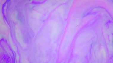 Suda mürekkep. Suda reaksiyona giren mor mürekkep soyut arkaplan oluşturuyor.