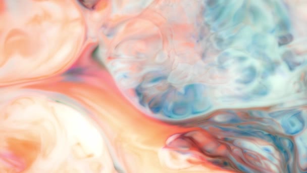 Encre dans l'eau. Sarcelle et encre orange réagissant dans l'eau créant un fond abstrait .