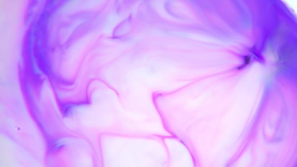 Encre dans l'eau. Encre violette réagissant dans l'eau créant un fond abstrait .