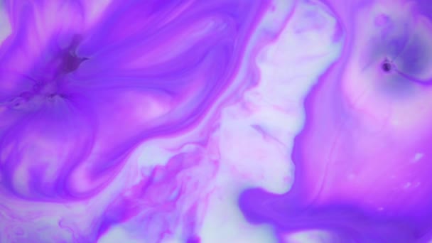 Encre dans l'eau. Encre violette réagissant dans l'eau créant un fond abstrait .