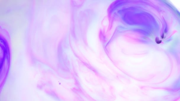墨水在水里。 紫色墨水在水中的反应产生抽象的背景. — 图库视频影像