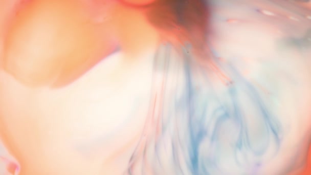 Encre dans l'eau. Sarcelle et encre orange réagissant dans l'eau créant un fond abstrait .