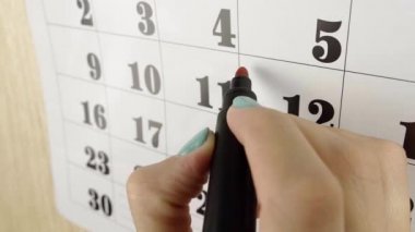 12. Takvim günü kırmızı işaretli bir bayanın el yazısı. Yavaş çekim. Kapat.
