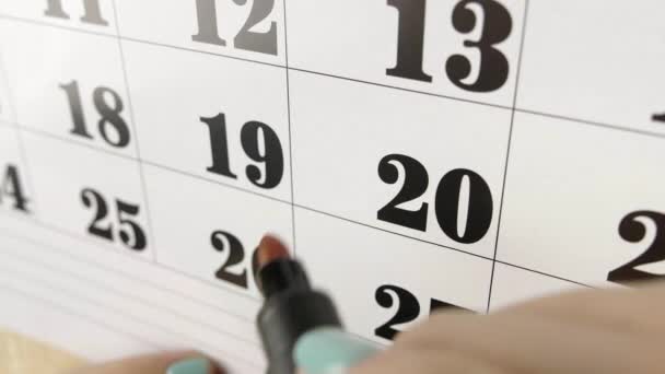 Perempuan tangan mencatat hari kelahiran dengan penanda merah hari kalender 20. Gerakan lambat ditembak. Tutup. — Stok Video