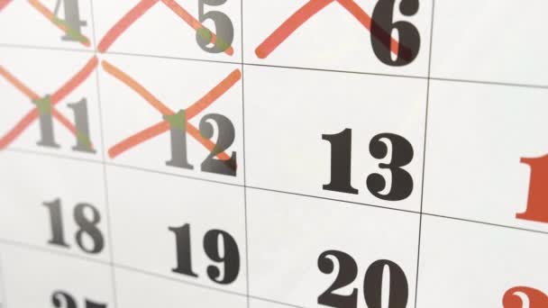 La mano femminile attraversa con il marcatore rosso il giorno del calendario 13. Colpo lento. Da vicino. — Video Stock