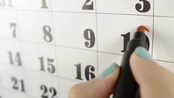 Női kéz körül piros marker a naptári napon 10. Lassított felvétel. Közelről. — Stock videók