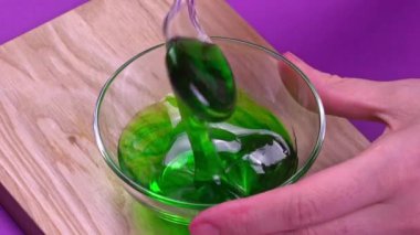 Yeşile boyanmış balı karıştır. Yakın plan.