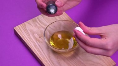 Bala yeşil boya ekliyorum ve karıştırıyorum, yakından.