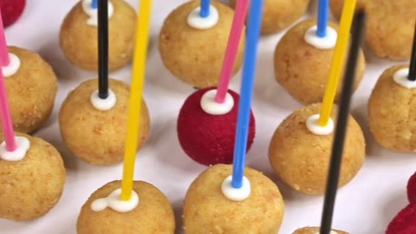 Cake pops op tafel tijdens het maken, dolly shot — Stockvideo