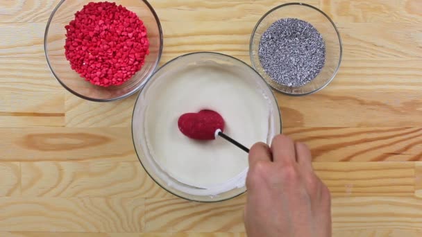 Разливка торт поп в виде сердца белый шоколад, вид сверху — стоковое видео