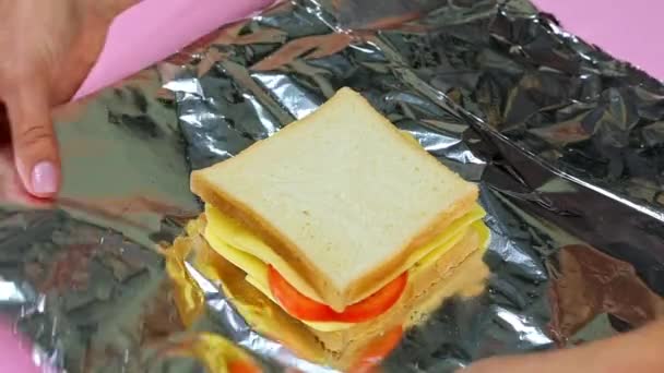 Упаковка сэндвич в фольгу, крупным планом — стоковое видео