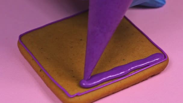 Aplicación de esmalte violeta a galletas de jengibre, primer plano — Vídeo de stock