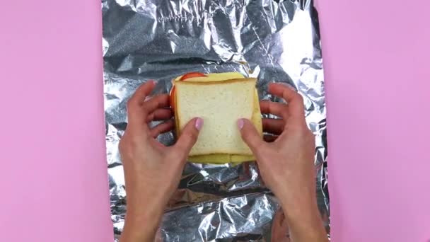 Embalaje de un sándwich en papel de aluminio, vista superior — Vídeos de Stock