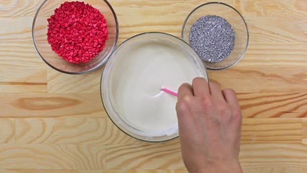 Verser gâteau pop en chocolat blanc, vue sur le dessus — Video