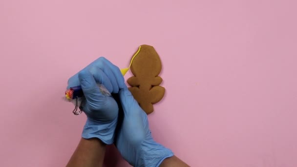 Nanášení fialové glazury na zázvorové sušenky, pohled shora — Stock video