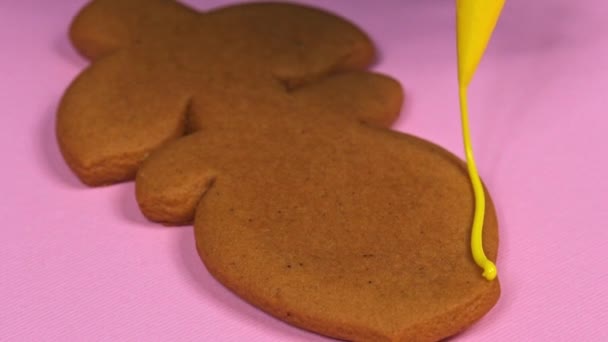 Aplikace žluté glazury na zázvorové sušenky, detailní záběr — Stock video