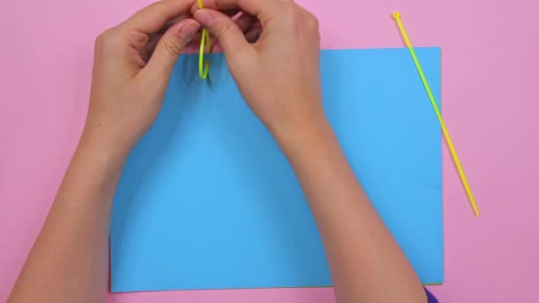 Cable tie life hack with paper, top view — Stock Video