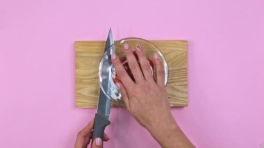 Hayat hack 'i, tabakla domates kesme, üst manzara.