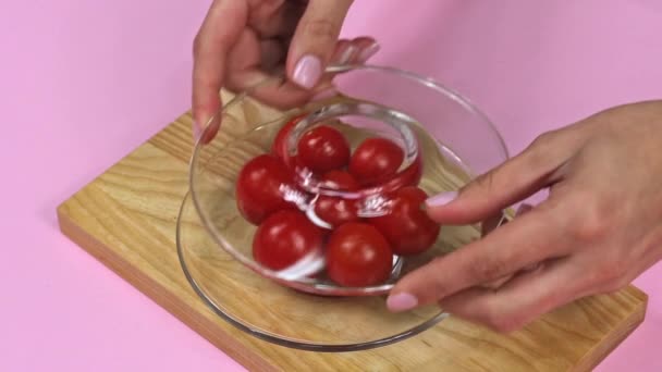 Vida hack, Cortando tomates com um prato, close-up — Vídeo de Stock