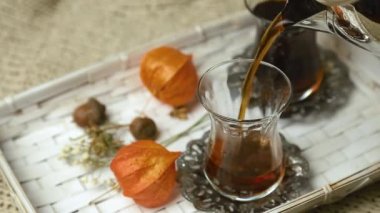 İki bardak Türk çayı