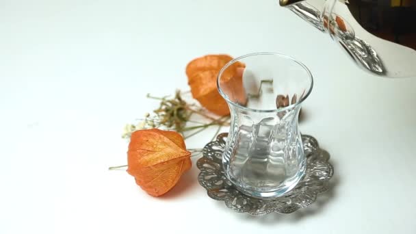 Türkischer Tee im Glas auf weißem Tisch — Stockvideo