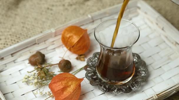 Turecka herbata wlewa się do jednej szklanki — Wideo stockowe