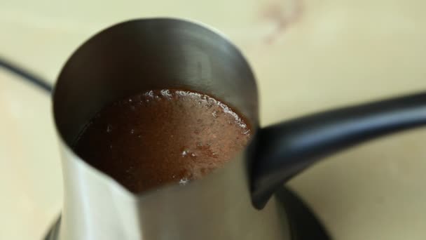 Robię turecką kawę w elektrycznym cezwie. Kuchenka turecka z bieżącą kawą — Wideo stockowe