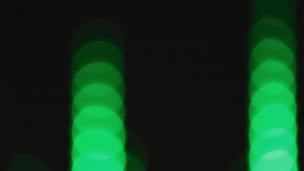 Падающие зеленые огни Бокэ создают фон для вечеринки — стоковое видео