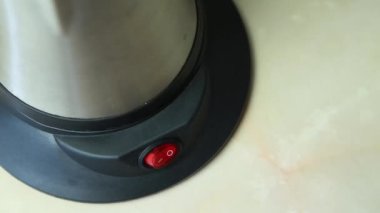 Elektrikli cikletten Türk kahvesi yapıyorum. Aç.