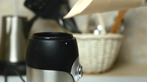 Grãos de café torrados derramados em um moedor de café — Vídeo de Stock