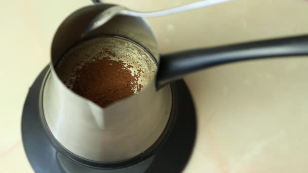Making turkish coffee in electric cezve. Adding coffee — Stock Video