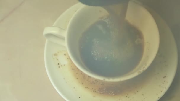 Fracasó vertiendo café turco caliente en un metraje blanco de la taza — Vídeo de stock