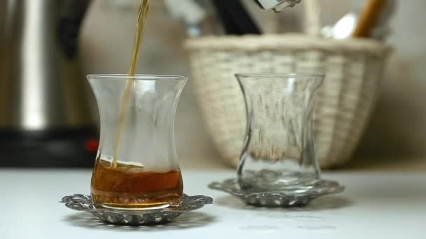 Турецкий чай наливают в два стакана — стоковое видео