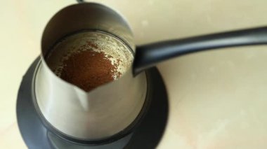 Elektrikli cikletten Türk kahvesi yapıyorum. Su ekleniyor