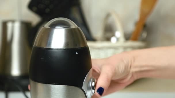 Mulher mão fechando e ligue moedor de café — Vídeo de Stock