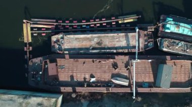 Terk edilmiş eski kargo gemilerinin üstündeki hava manzarası.