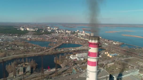 Flygfoto över rökskorstenar i kraftvärmeverk, koleldat kraftverk — Stockvideo