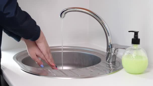 Девушка тщательно моет руки, чтобы избежать коронавируса, covid-19 — стоковое видео
