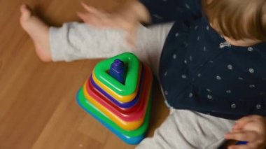 Çocuk yerde tasarımcı teçhizatı ile oynuyor, üst görünüm