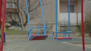 Kyiv, Ukrayna - 26 Mart - Koronavirüs, covid-19 virüsü tehdidi nedeniyle Kiev 'deki çocuk oyun parkları karantina sırasında boşaltıldı