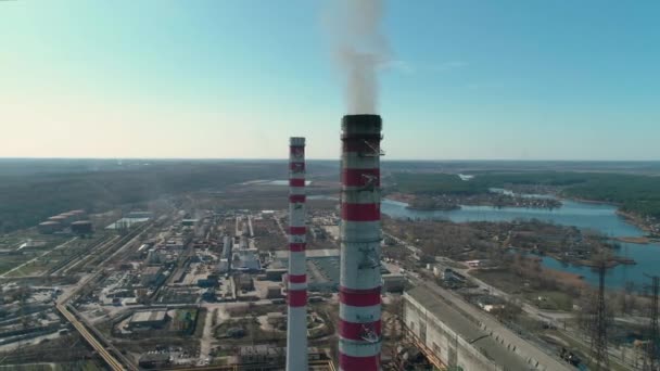 Vista aérea de las chimeneas humeantes de la planta de cogeneración, central eléctrica de carbón — Vídeos de Stock