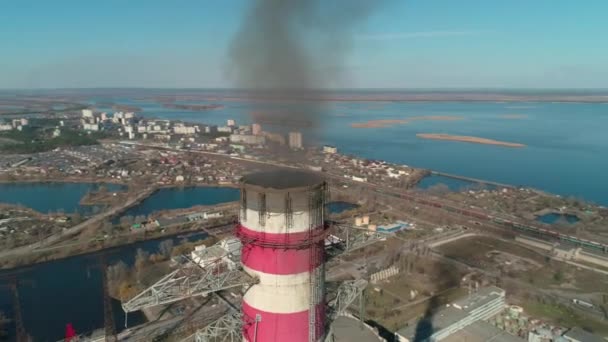 Vista aérea de las chimeneas humeantes de la central de cogeneración, central eléctrica de carbón, primer plano — Vídeo de stock