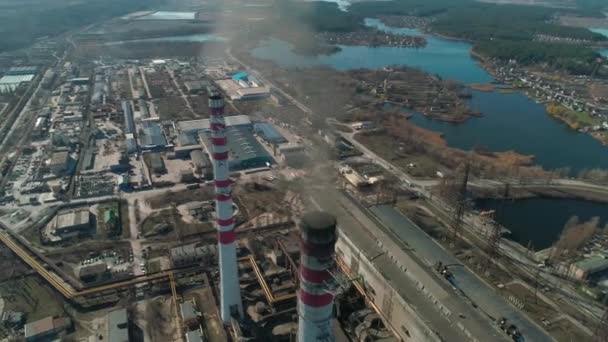 Vista aérea de chaminés fumadores da usina de CHP, usina a carvão — Vídeo de Stock