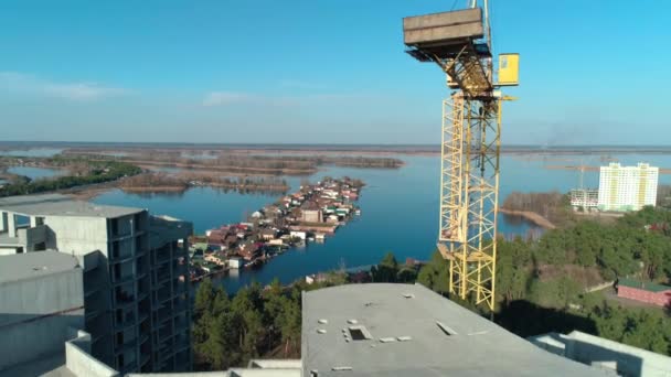 Vista aérea edifício de concreto abandonado construção, descendo, close-up — Vídeo de Stock