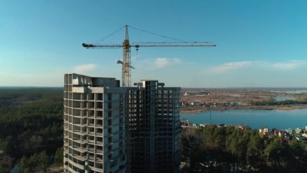 Luchtfoto vliegen rond verlaten betonnen gebouw bouw, breed schot — Stockvideo