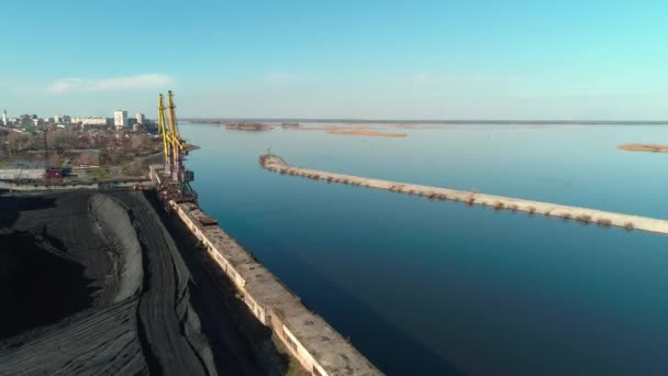 Vue aérienne de l'entrepôt de charbon ouvert près de la rivière avec des grues — Video