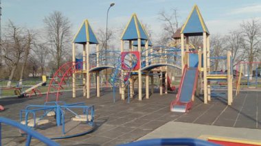 Kyiv, Ukrayna - 26 Mart - Koronavirüs, covid-19 virüsü tehdidi nedeniyle Kiev 'deki çocuk oyun parkları karantina sırasında boşaltıldı