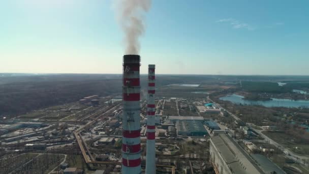 Vista aérea de las chimeneas humeantes de la planta de cogeneración, central eléctrica de carbón — Vídeo de stock