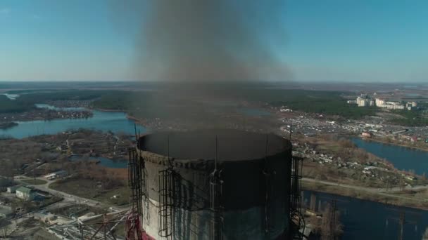 Vista aérea alrededor de las chimeneas fumadoras de la planta de cogeneración, primer plano extremo — Vídeo de stock