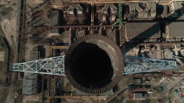 Vista aérea de las chimeneas sin humo de la central eléctrica de carbón, primer plano — Vídeos de Stock